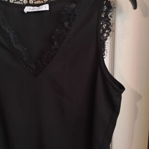 Elegant Black Lace Trim Tank Top - Picture 3 of 12